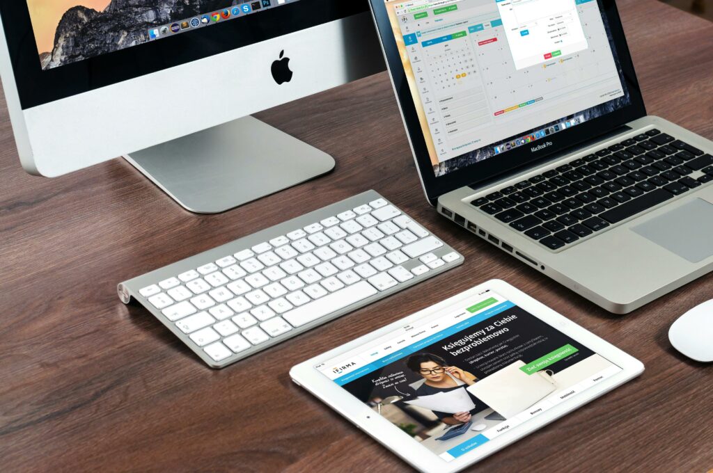5 Créez vous‑même votre site web A sleek office desk setup featuring Apple devices: iMac, MacBook, and iPad.
